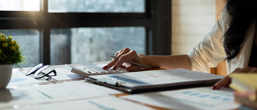 woman using calculator photo